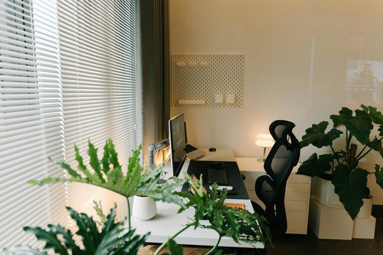 Consejos prácticos para un espacio de trabajo en casa eficiente y cómodo